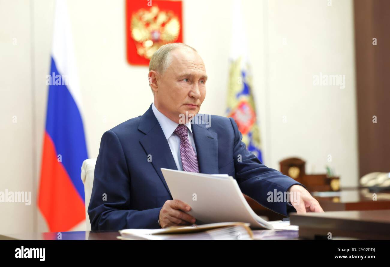 Novo-Ogaryovo, Russland. 30. August 2024. Der russische Präsident Wladimir Putin hört den amtierenden Gouverneur des Tschabarowsker Territoriums Dmitri Demeshin während eines persönlichen Treffens in der offiziellen Präsidialresidenz am 30. August 2024 in Novo-Ogarjowo, Oblast Moskau, Russland. Quelle: Alexander Kazakov/Kreml Pool/Alamy Live News Stockfoto