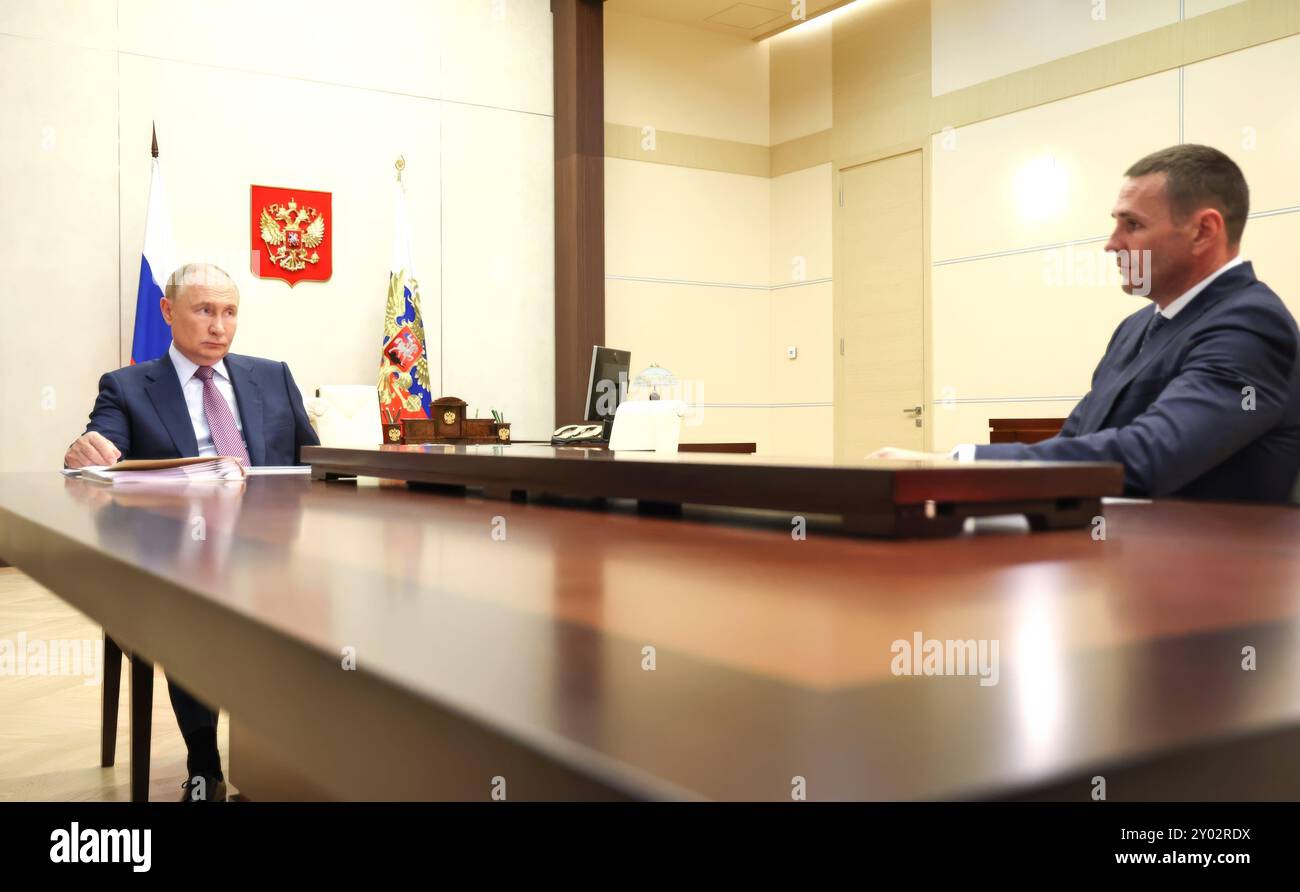 Novo-Ogaryovo, Russland. 30. August 2024. Der russische Präsident Wladimir Putin, links, hört den amtierenden Gouverneur des Gebiets Tschabarowsk Dmitri Demeshin, rechts, während eines persönlichen Treffens in der offiziellen Präsidialresidenz am 30. August 2024 in Novo-Ogarjowo, Oblast Moskau, Russland. Quelle: Alexander Kazakov/Kreml Pool/Alamy Live News Stockfoto