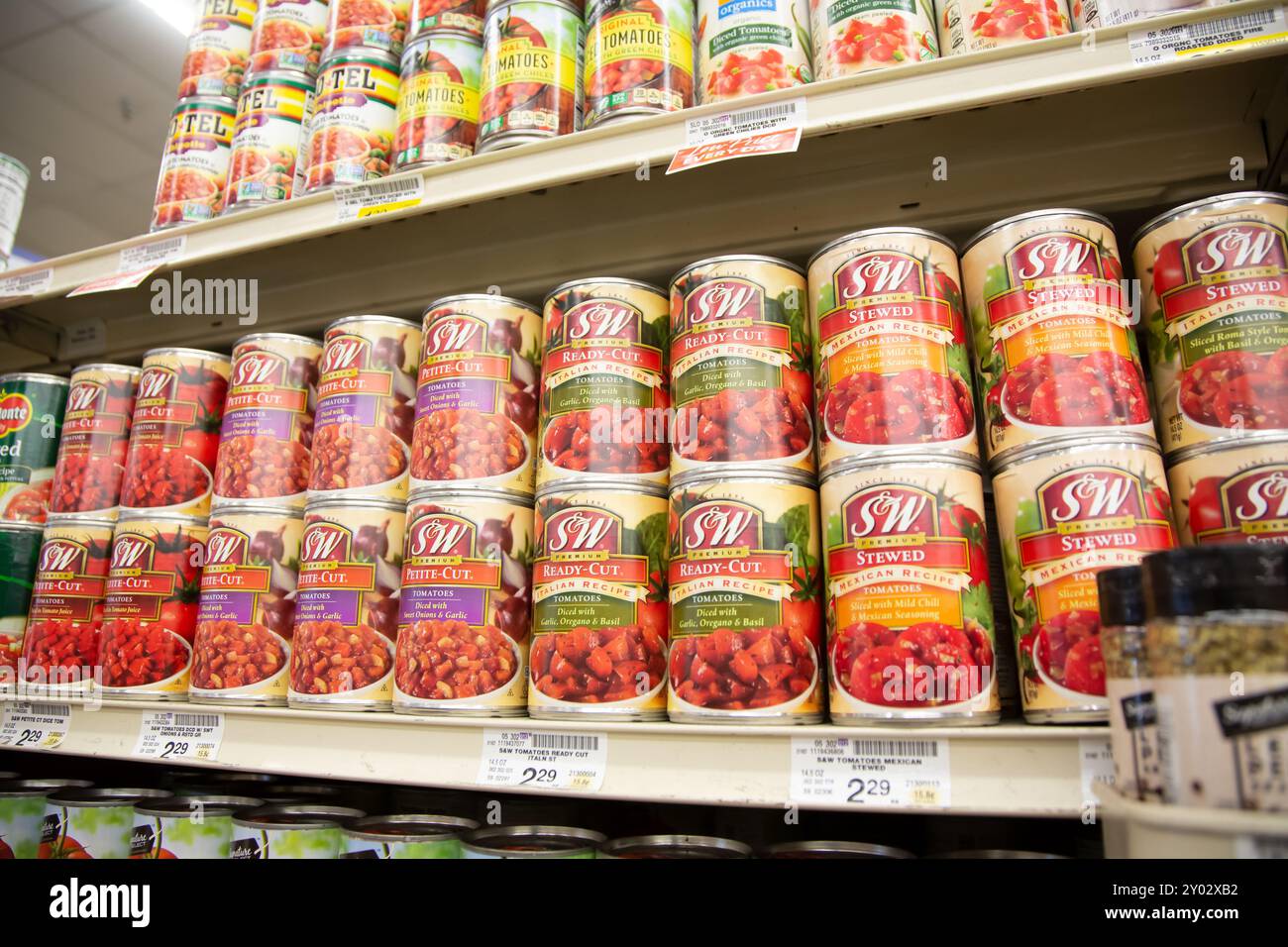 Los Angeles, Kalifornien, USA - 20.05.2022: Eine Ansicht mehrerer Dosen mit S- und W-Tomaten, die in einem örtlichen Lebensmittelgeschäft ausgestellt werden. Stockfoto