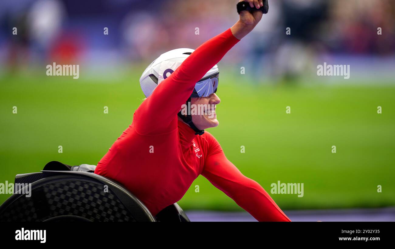 Catherine Debrunner, of Switzerland, celebrates after winning at Women's 5000m - T54 final at the Stade de France stadium, during the 2024 Paralympics, Saturday, Aug. 31, 2024, in Paris, France. (AP Photo/Emilio Morenatti) Stockfoto