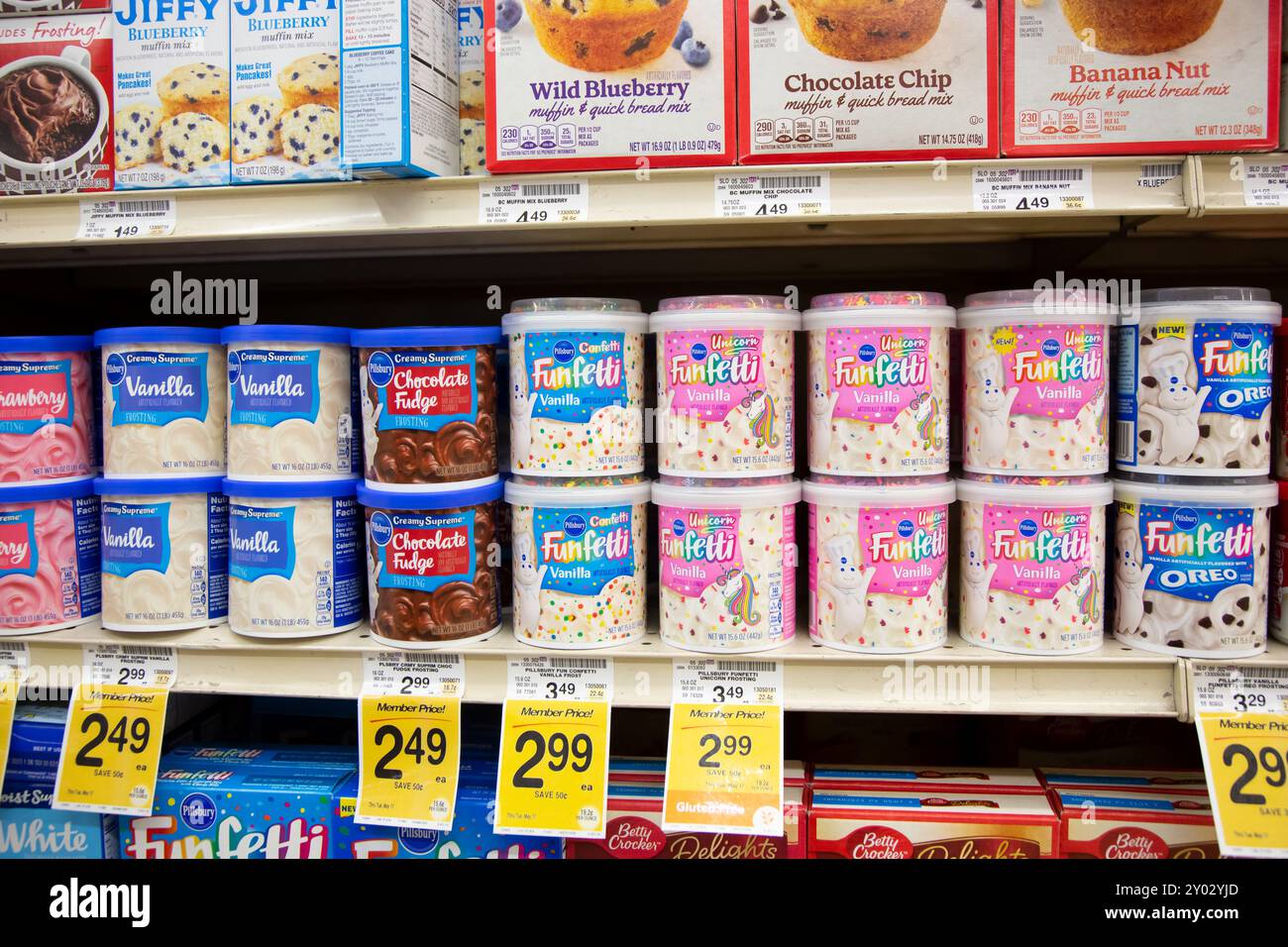 Los Angeles, Kalifornien, USA - 20.05.2022: Eine Ansicht mehrerer Behälter mit Zuckerguss, ausgestellt in einem örtlichen Lebensmittelgeschäft. Stockfoto