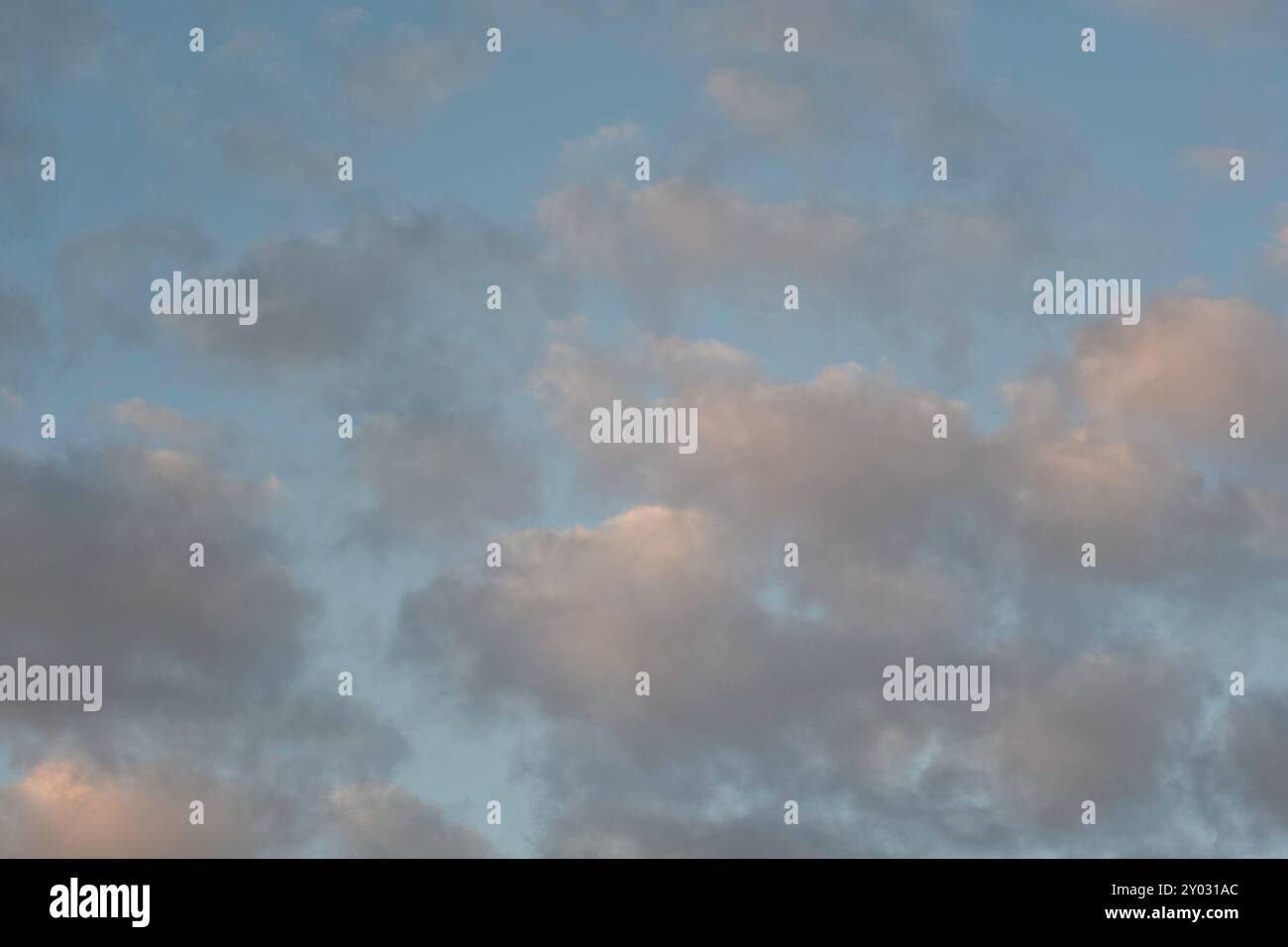 Abstrakter Hintergrund von Kumuluswolken, die während der Dämmerung beleuchtet werden Stockfoto