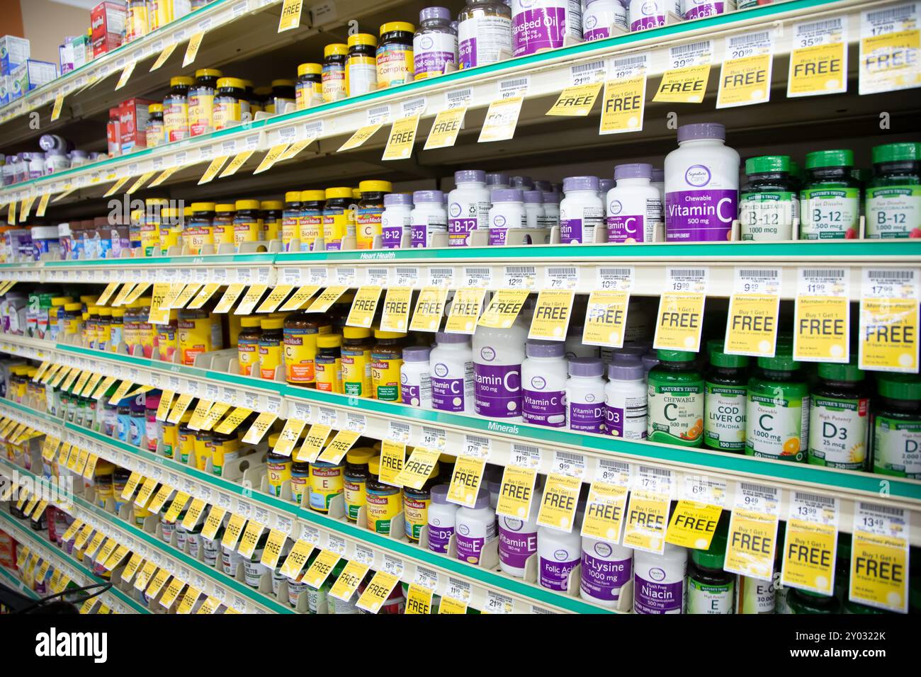 Los Angeles, Kalifornien, USA - 20.05.2022: Ein Blick auf den Vitamingang in einem örtlichen Lebensmittelgeschäft. Stockfoto