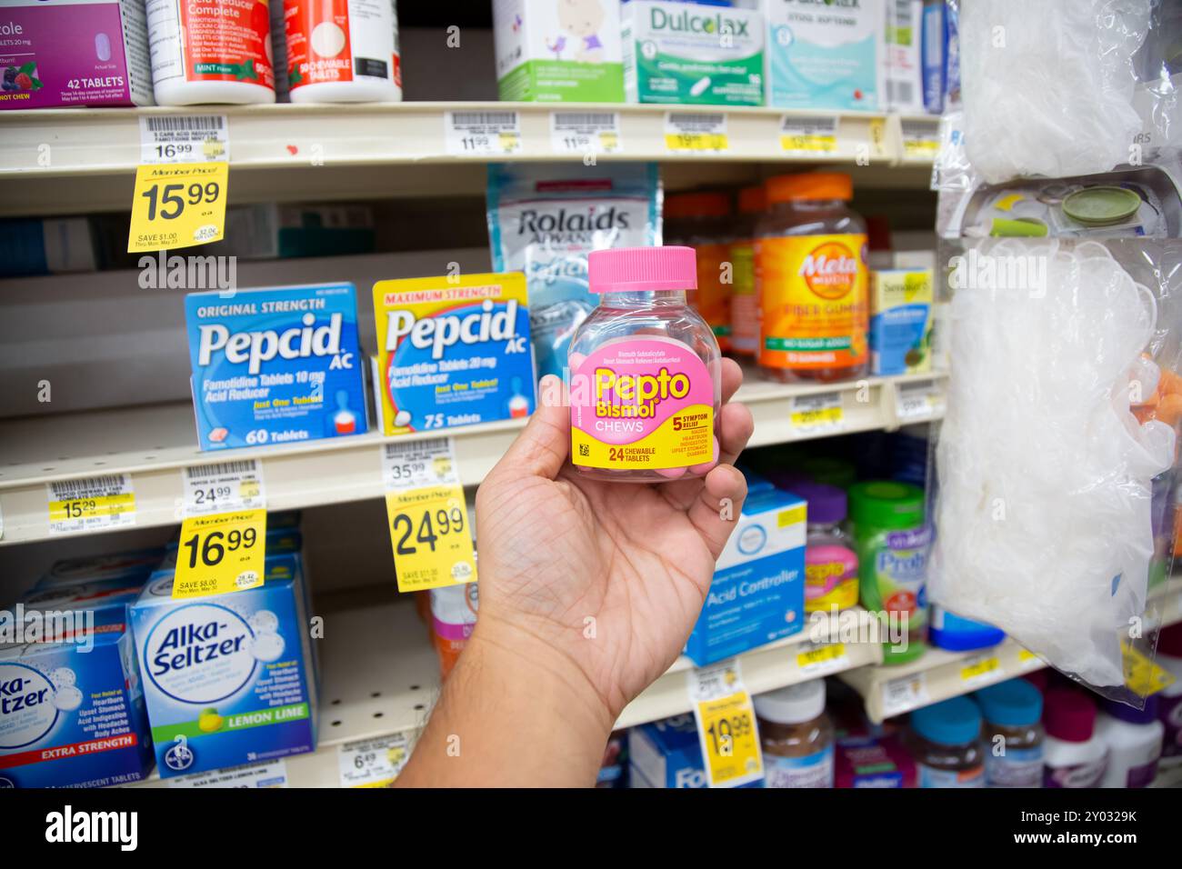 Los Angeles, Kalifornien, USA - 20.05.2022: Ein Blick auf eine Hand, die eine Flasche Pepto Bismol hält, in einem örtlichen Lebensmittelgeschäft ausgestellt. Stockfoto
