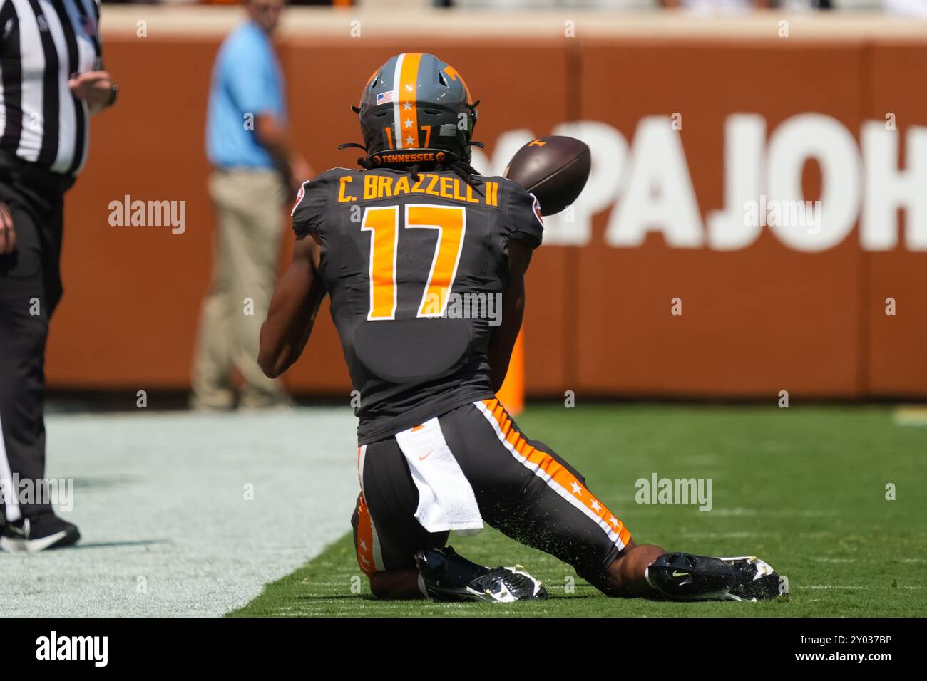 31. August 2024: Chris Brazzell II #17 der Tennessee Volunteers Wide Receiver holt beim NCAA-Fußballspiel zwischen den University of Tennessee Volunteers und den Chattanooga MOCs im Neyland Stadium in Knoxville, TN Tim Gangloff/CSM (Credit Image: © Cal Sport Media) Stockfoto