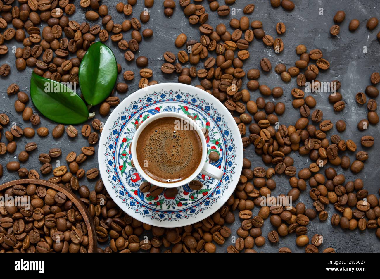 Türkisches Kaffeekonzept, Tasse Kaffee mit Kaffeebohnen auf rustikalem Hintergrund Stockfoto