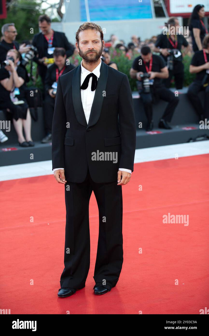 Venedig, Italien. 31. August 2024. VENEDIG, ITALIEN. 31. August 2024: Alessandro Borghi bei der Premiere von „Battlefield“ (Campo Di Battaglia) beim 81. Internationalen Filmfestival von Venedig. Foto: Kristina Afanasyeva/Featureflash Credit: Paul Smith/Alamy Live News Stockfoto