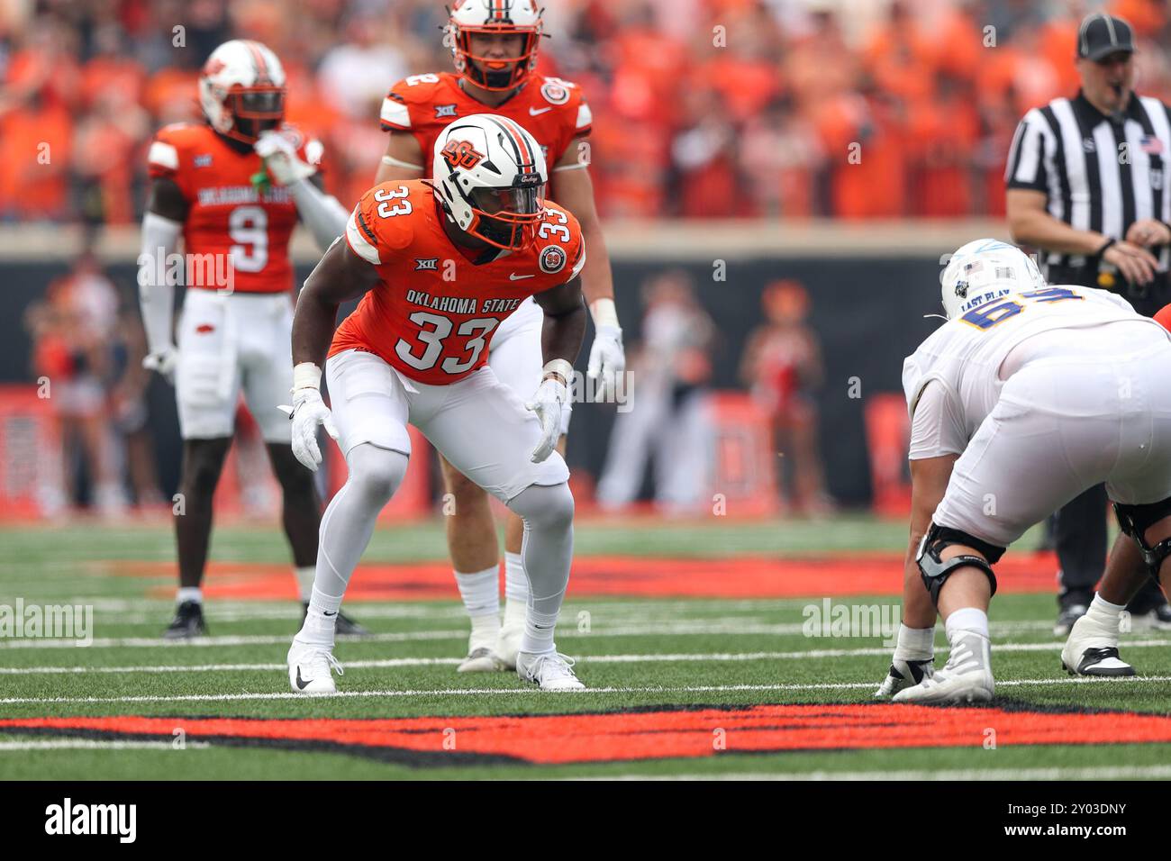 31. August 2024: Oklahoma State Cowboys Defensive End Obi Ezeigbo (33) bereitet sich auf ein Fußballspiel zwischen den South Dakota State University Jackrabbits und den Oklahoma State Cowboys im Boone Pickens Stadium in Stillwater vor. Graues Siegel/CSM. Korrektur für eine frühere Version dieses Bildes, bei der die Ereignisinformationen falsch identifiziert wurden (Credit Image: © Gray Siegel/Cal Sport Media) Stockfoto