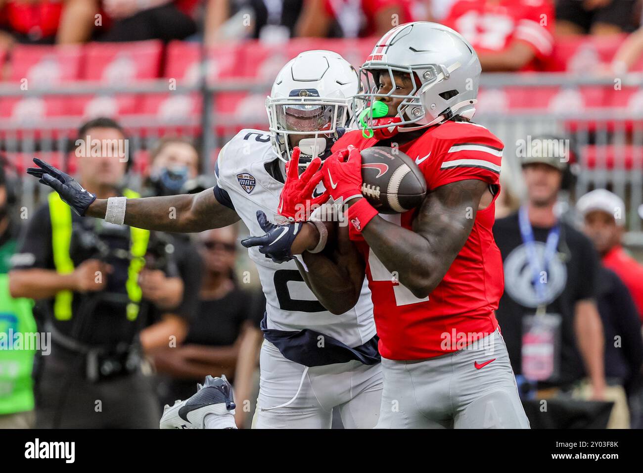 Columbus, Ohio, USA. 31. August 2024. Der Ohio State Buckeyes Wide Receiver Jeremiah Smith (4) bringt einen Pass hinter Akron Zips Safety Daymon David (2) während des Spiels zwischen den Akron Zips und den Ohio State Buckeyes im Ohio Stadium, Columbus, Ohio. (Kreditbild: © Scott Stuart/ZUMA Press Wire) NUR REDAKTIONELLE VERWENDUNG! Nicht für kommerzielle ZWECKE! Stockfoto