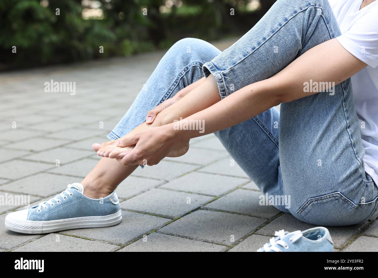 Frau leidet unter Fußschmerzen im Freien, Nahaufnahme Stockfoto