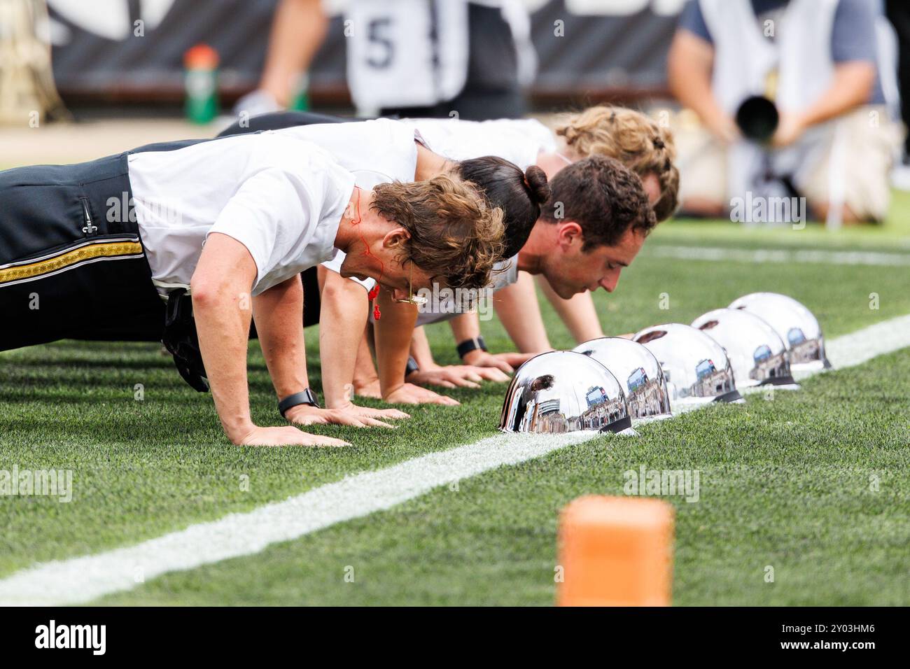 31. August 2024: Mitglieder der Purdue-Band machen Liegestütze nach einem Touchdown während der NCAA-Football-Action zwischen den Indiana State Platanen und den Purdue Boilermakers im Ross-Ade Stadium in West Lafayette, Indiana. John Mersits/CSM. Stockfoto