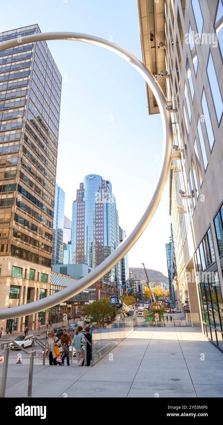 Das Ring-Kunstwerk in der Innenstadt von Montreal. Große Stahlkreiskonstruktion am Haupteingang zur Esplanade des Place Ville Marie. Montreal QC Kanada 10,22 Stockfoto