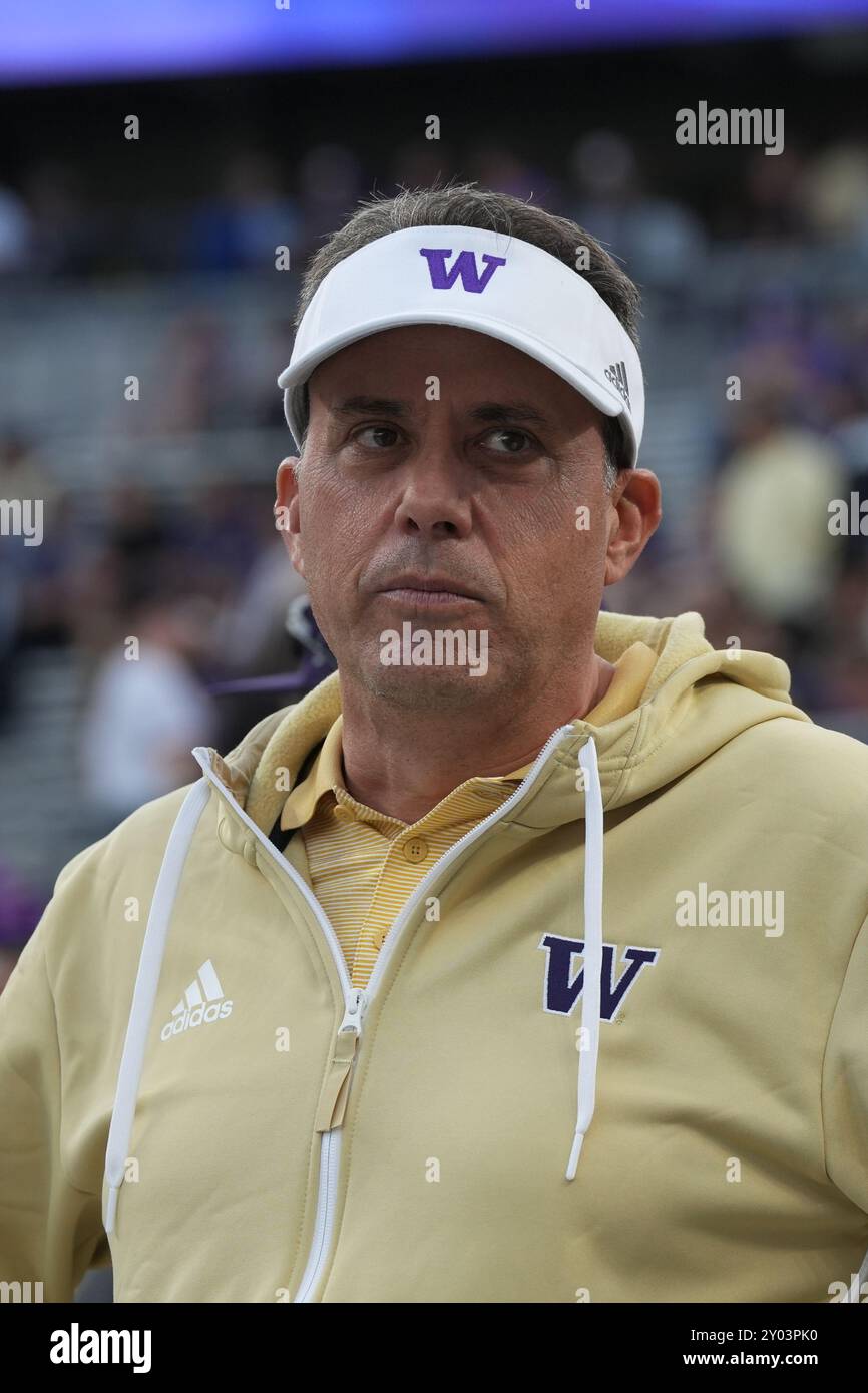 Seattle, Usa. 31. August 2024. Washington Huskies-Cheftrainer Jedd Fisch beobachtet seine Mannschaft vor einem College-Football-Spiel gegen Weber State Wildcats im Husky Stadium in Seattle, Washington am 31. August 2024. (Foto Nate Koppelman/SIPA USA) Credit: SIPA USA/Alamy Live News Stockfoto