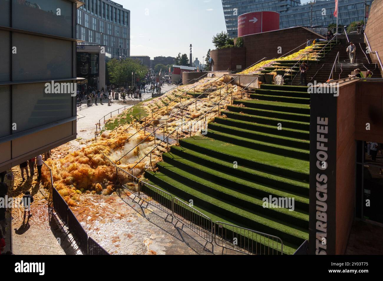 Die deutsche Künstlerin Stephanie Lüning Street Art aus buntem Schaum auf den Stufen des Sugar House von Liverpool ONE. Stockfoto