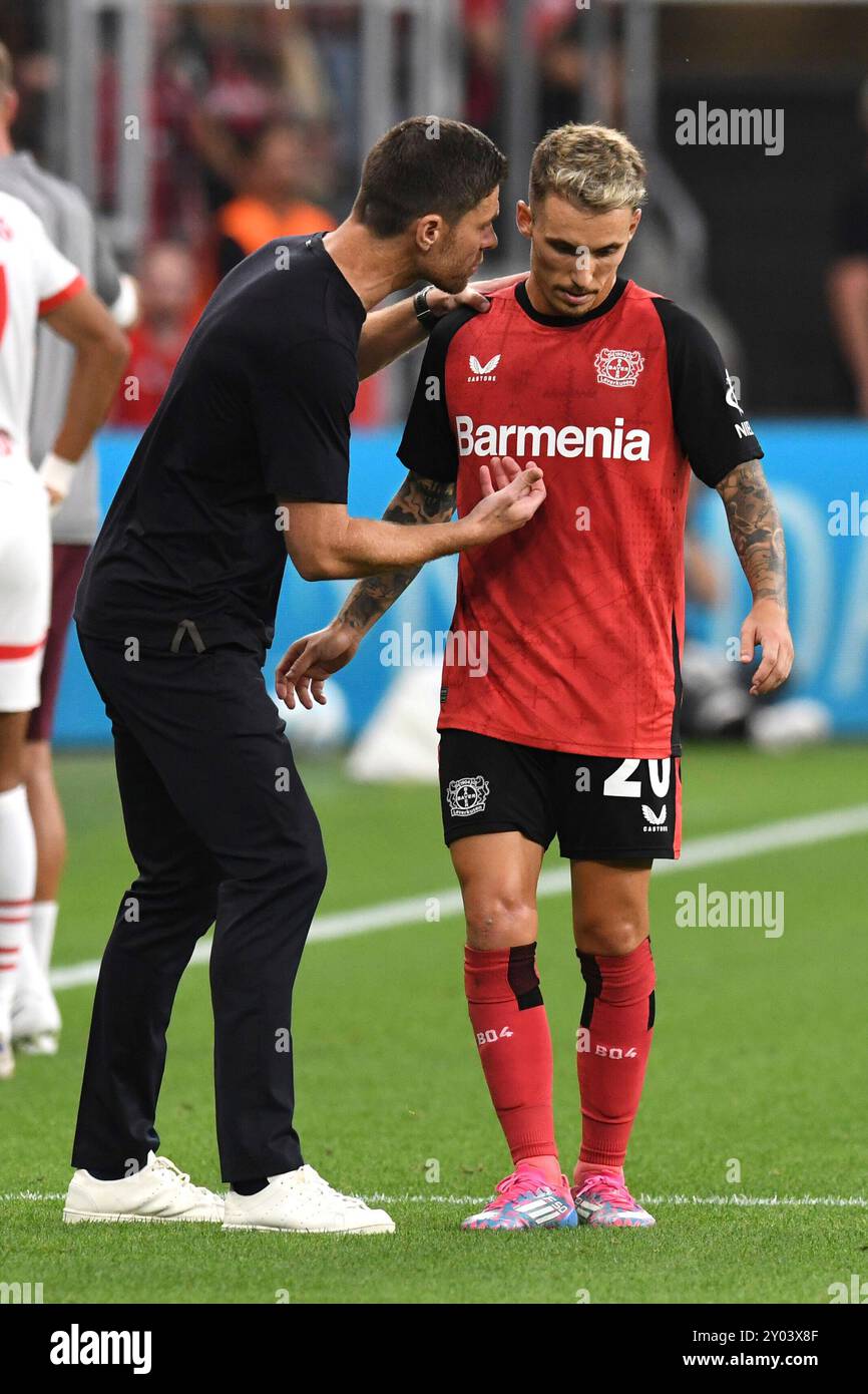 Leverkusen, Deutschland. 31. August 2024. V.l.n.r. Trainer Xabi Alonso gibt Alejandro Grimaldo ( beide Bayer 04 Leverkusen ) weitere Anweisungen. Deutschland, Bayer 04 Leverkusen vs. RB Leipzig, Fussball, Bundesliga, 2. Spieltag, Spielzeit 2024/2025, 31.08.2024 DFL-VORSCHRIFTEN VERBIETEN JEDE VERWENDUNG VON FOTOGRAFIEN ALS BILDSEQUENZEN UND/ODER QUASI-VIDEO Foto: Eibner-Pressefoto/Thomas Thienel Credit: dpa/Alamy Live News Stockfoto