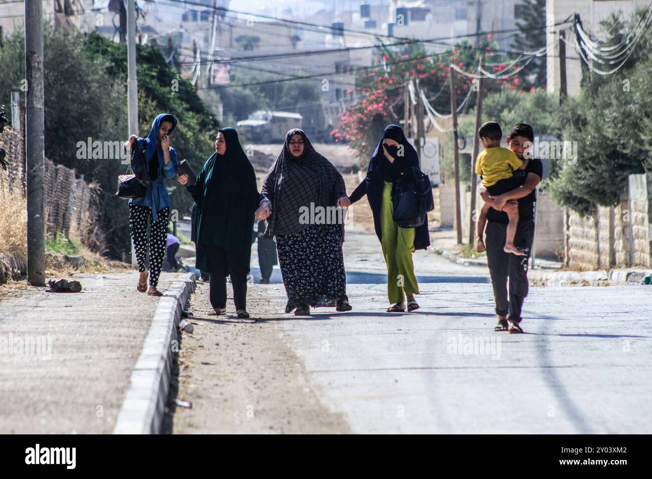 Jenin, Palästina. 31. August 2024. Palästinenser wandern in sicherere Gebiete aus, nachdem die israelische Armee Familien gezwungen hat, ihre Häuser zu verlassen, während die israelische Militäroffensive gegen das Flüchtlingslager Jenin im Westjordanland fortgesetzt wird. (Foto: Nasser Ishtayeh/SOPA Images/SIPA USA) Credit: SIPA USA/Alamy Live News Stockfoto