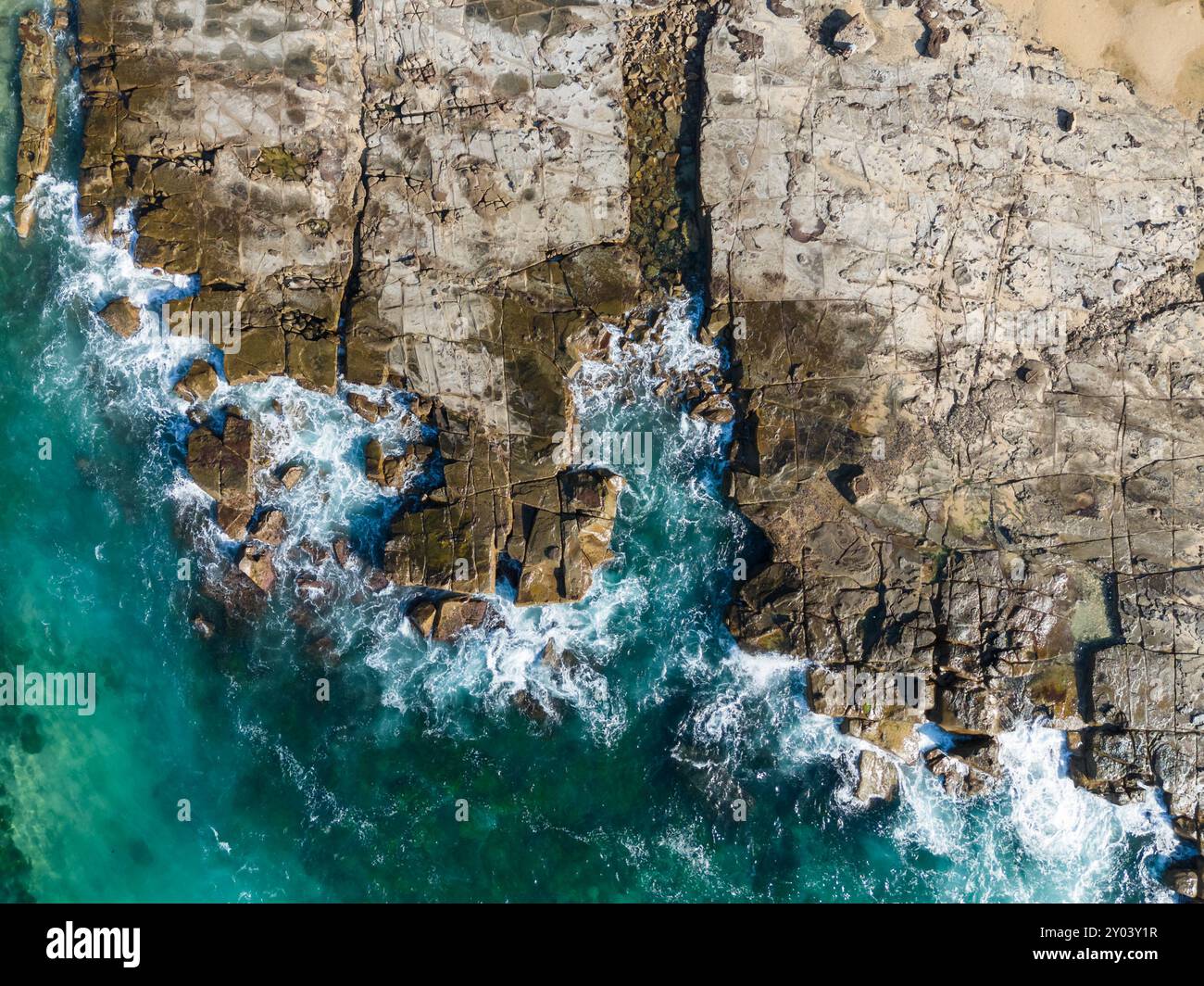 Luftaufnahme von oben nach unten auf die felsige Küste in Newcastle NSW Australien Stockfoto