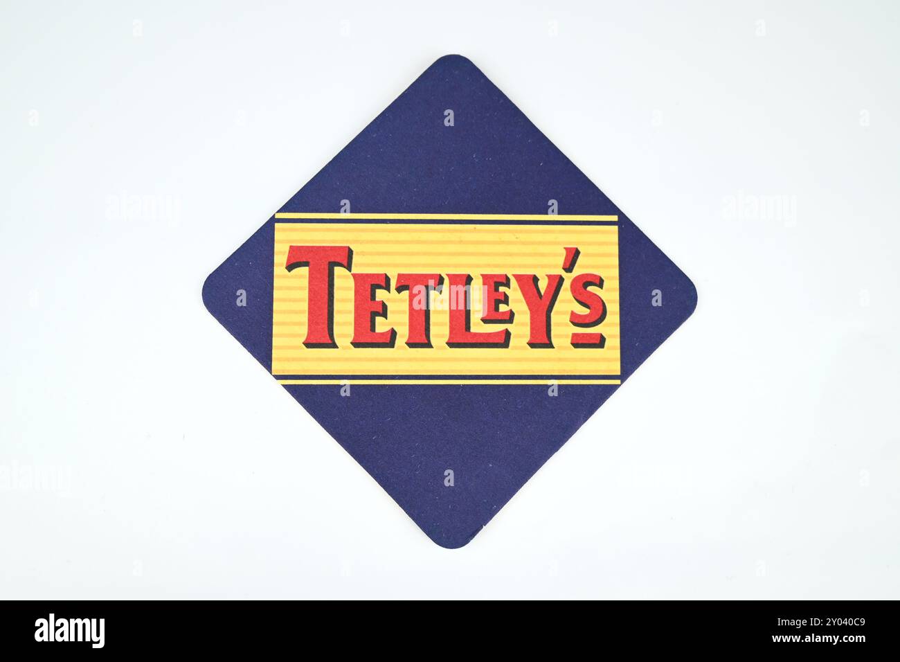 Vintage Tetley's Biermatte Achterbahn auf weißem Hintergrund – Wales, Großbritannien – 30. August 2024 Stockfoto