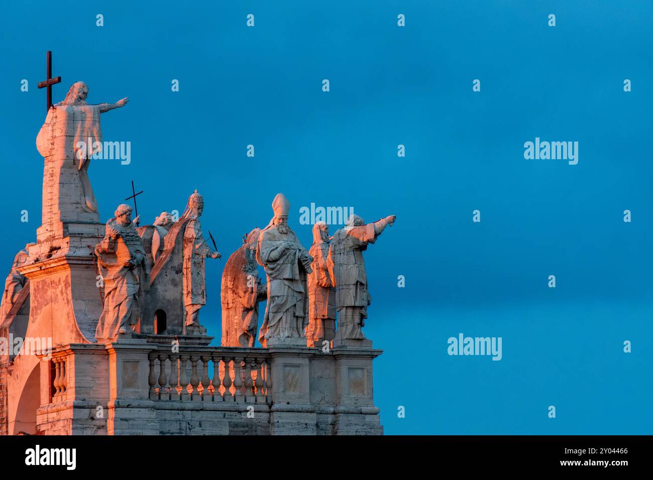 Statuen an der Außenseite der Archbasilika San Giovanni in Laterano, Rom, Italien Stockfoto