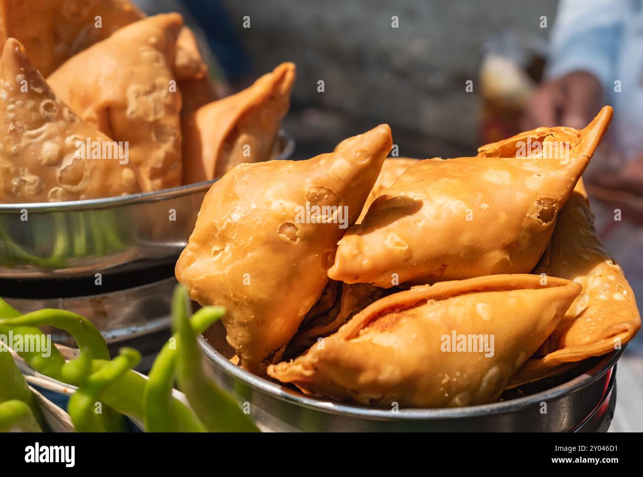 Gebratene Samosas mit Gemüsefüllung, beliebte indische Snacks. Gebratene Kartoffel Samosa. Indischer Snack. Die Nahaufnahme der Samosa-Platte. Stockfoto