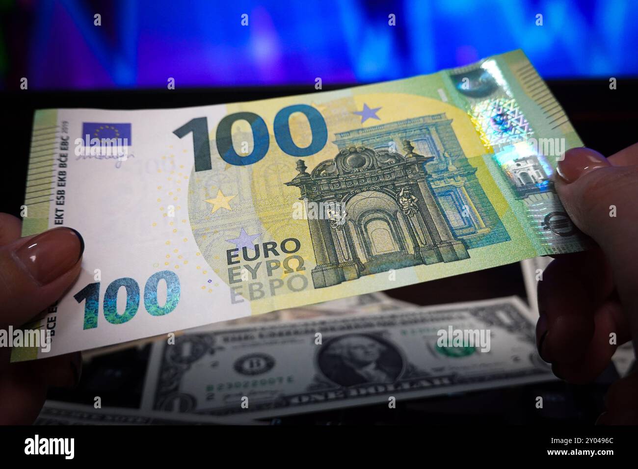 Shanghai, China. 31. August 2024. In dieser Abbildung hält eine Person eine Euro-Barrechnung mit US-Dollar im Hintergrund. (Foto: Sheldon Cooper/SOPA Images/SIPA USA) Credit: SIPA USA/Alamy Live News Stockfoto