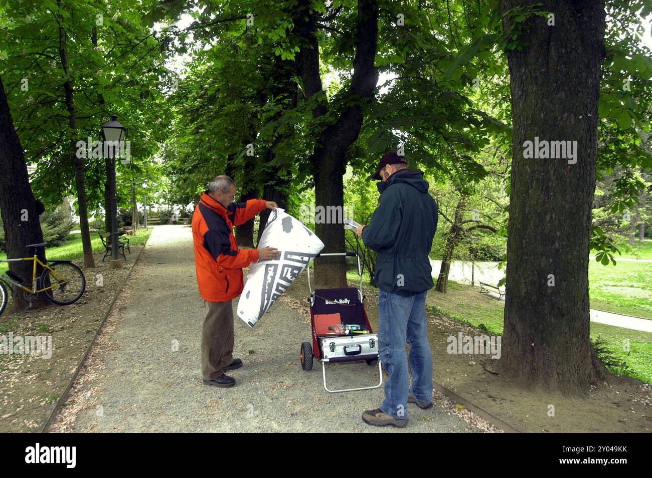 Bauminspektion für die Baumpflege, Kindergarten einer Gartenbauminspektion für die Baumpflege Stockfoto