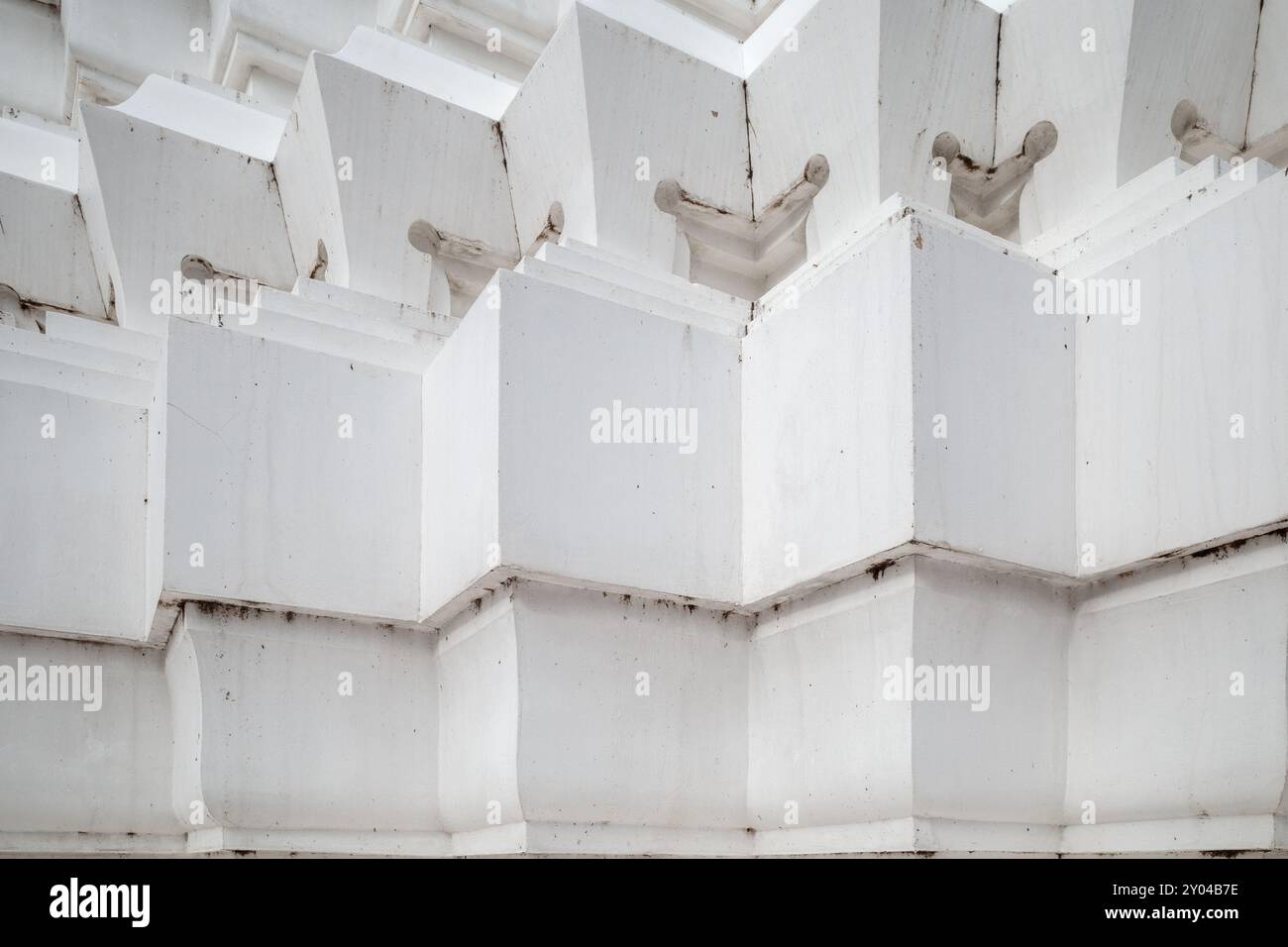Nahaufnahme einer weißen architektonischen Struktur mit geometrischen Formen und sich wiederholenden Mustern. Stockfoto
