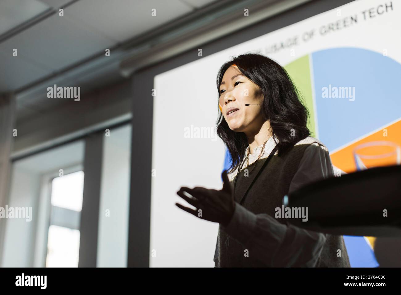 Unternehmerinnen, die während der Veranstaltung im Convention Center Gesten geben Stockfoto