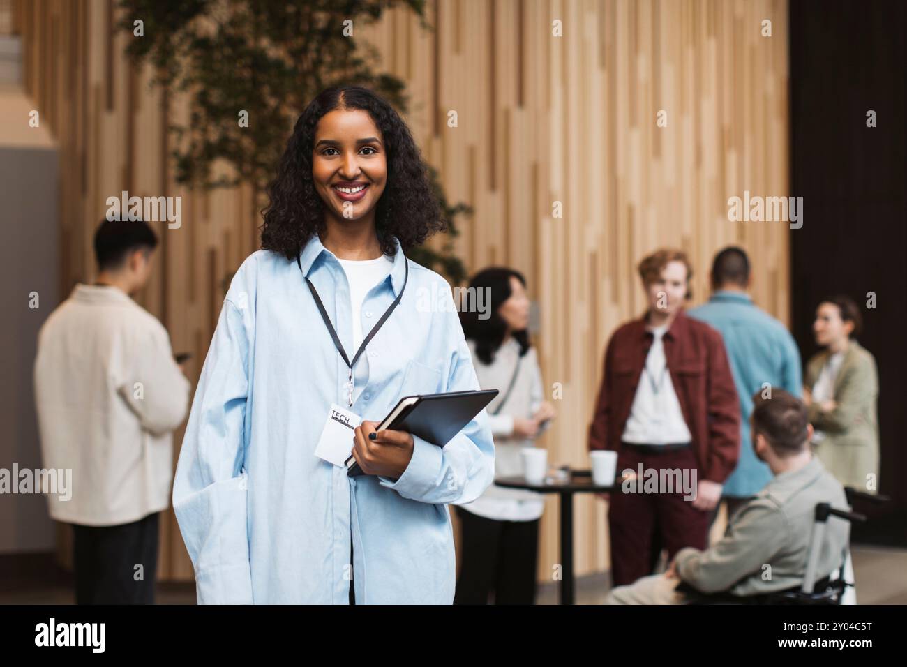 Porträt einer jungen Geschäftsfrau, die während des Seminars im Kongresszentrum Tagebuch hält Stockfoto