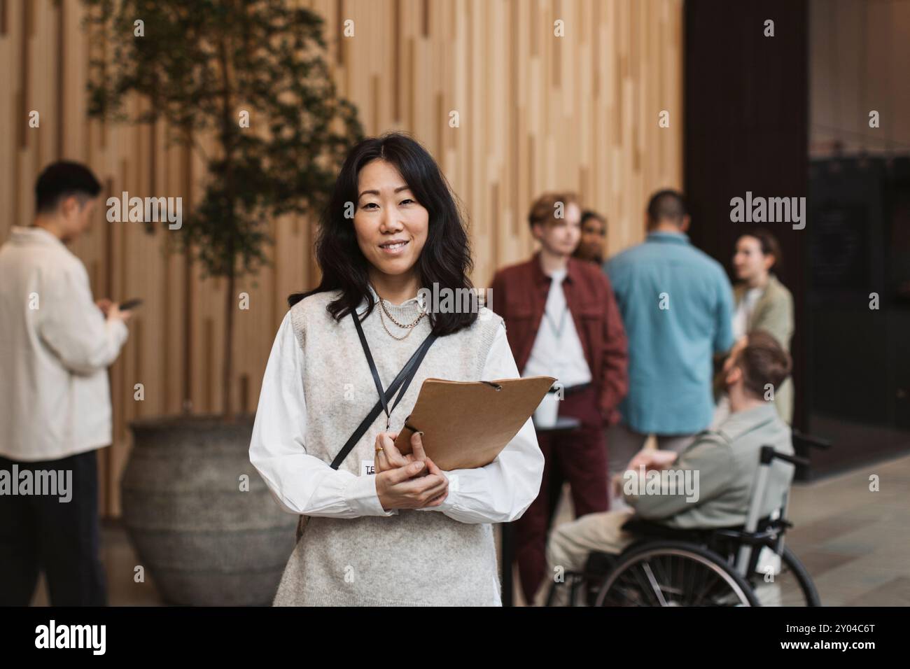 Porträt einer lächelnden Unternehmerin auf einer Geschäftskonferenz im Kongresszentrum Stockfoto