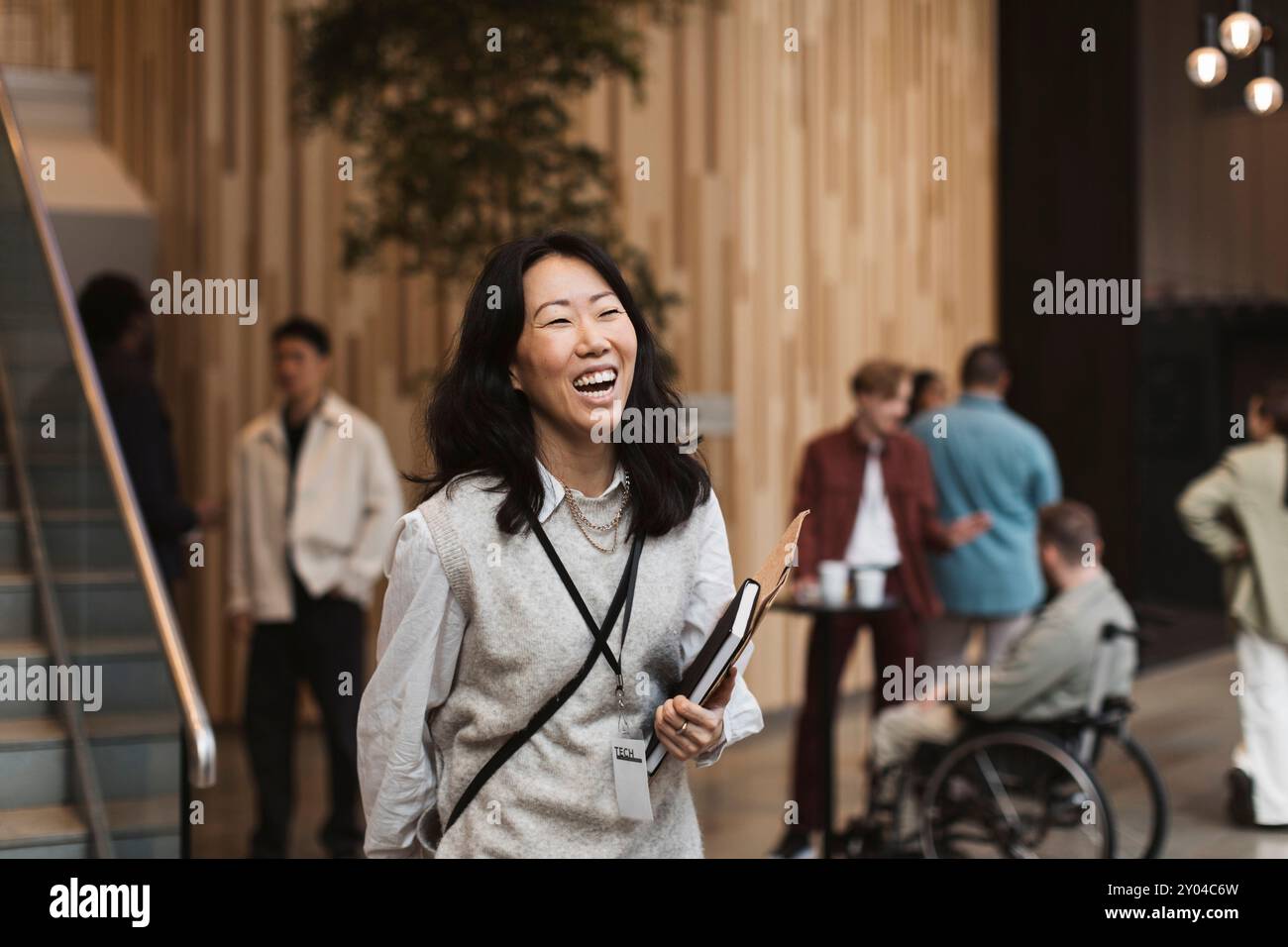 Glückliche Geschäftsfrau beim Business Seminar im Kongresszentrum Stockfoto
