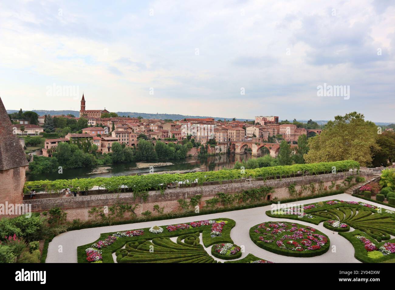 Panoramablick auf den Berbie Palace Garden und die Altstadt in Albi, Frankreich Stockfoto