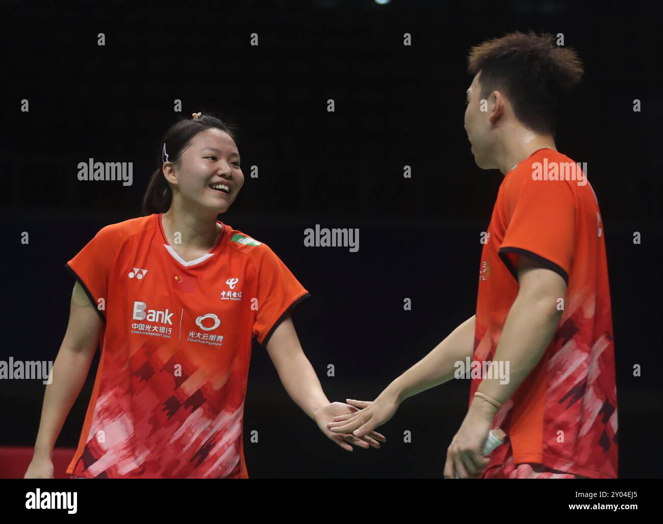 Mokpo, Südkorea. September 2024. Guo Xinwa (R)/Li Qian aus China reagieren während des Finalspiels im gemischten Doppel gegen Chen Tang Jie/Toh EE Wei aus Malaysia bei den BWF Korea Open Badminton Championships 2024 in Mokpo, Südkorea, 1. September 2024. Quelle: Yao Qilin/Xinhua/Alamy Live News Stockfoto