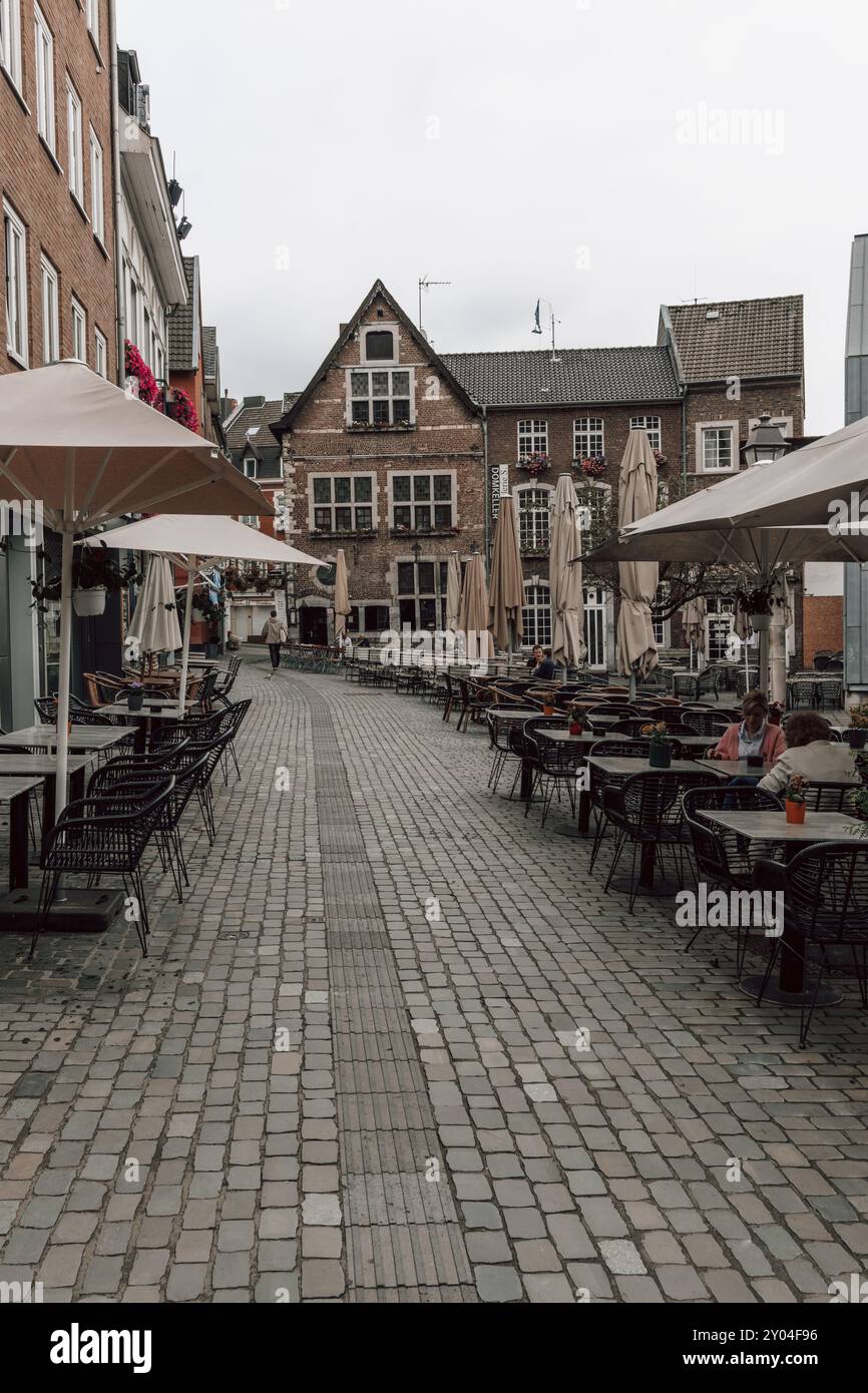 Kopfsteinpflasterstraßen auf dem Hofplatz in der historischen Altstadt von Aachen in Deutschland an einem bewölkten Tag, mit traditioneller Architektur und Gebäuden. Stockfoto