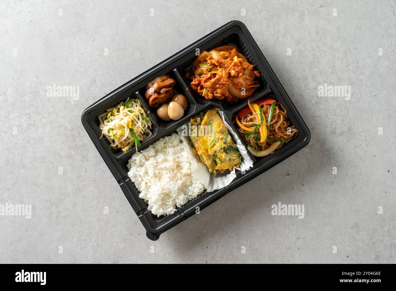 Beilagen, Gurken, Kimchi, Lunchboxen, Flunder, gegrillter Fisch, Makrele, Haarband, Tintenfisch, Wachteleier, Kräuter, Gemüse, Japchae, gebratene spi Stockfoto