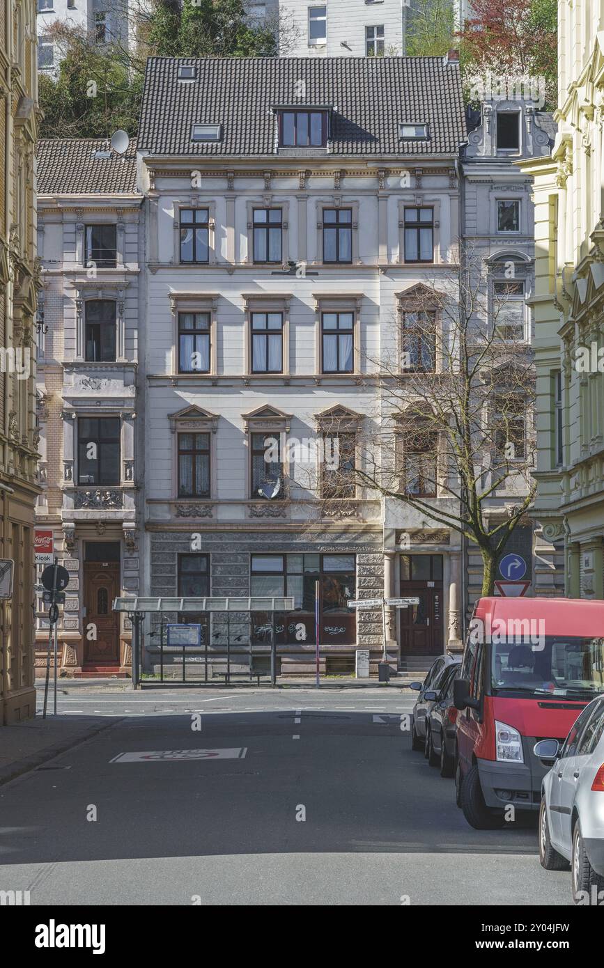 Stadtstraße mit geparkten Autos vor einem alten Wohnblock und umliegenden Gebäuden, Pestalozzistraße, Arrenberg, Wuppertal, Nordrhein-Westp Stockfoto