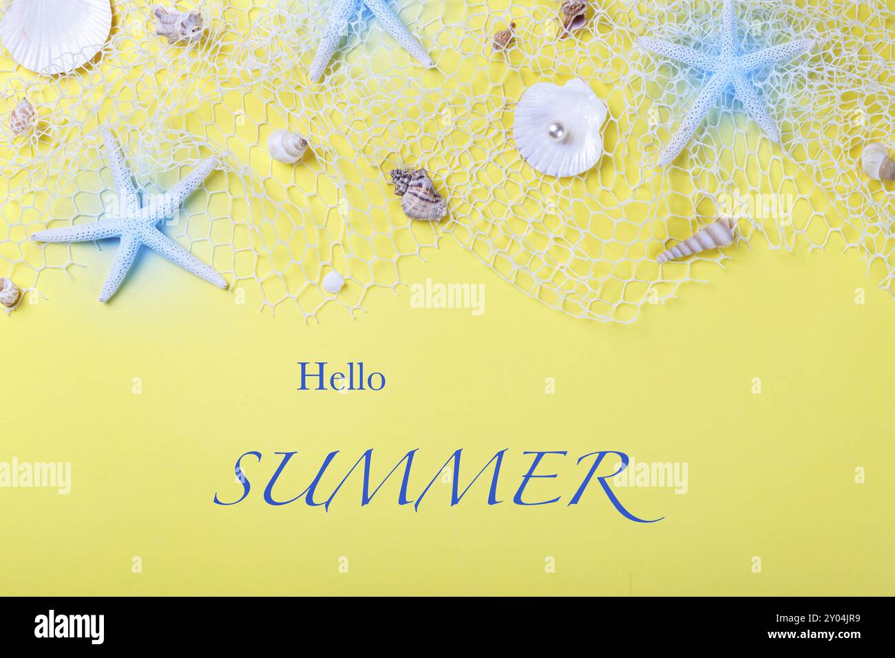 Sommer flatlay, Muscheln und Fischen net auf gelben Hintergrund, Kopie Raum Stockfoto