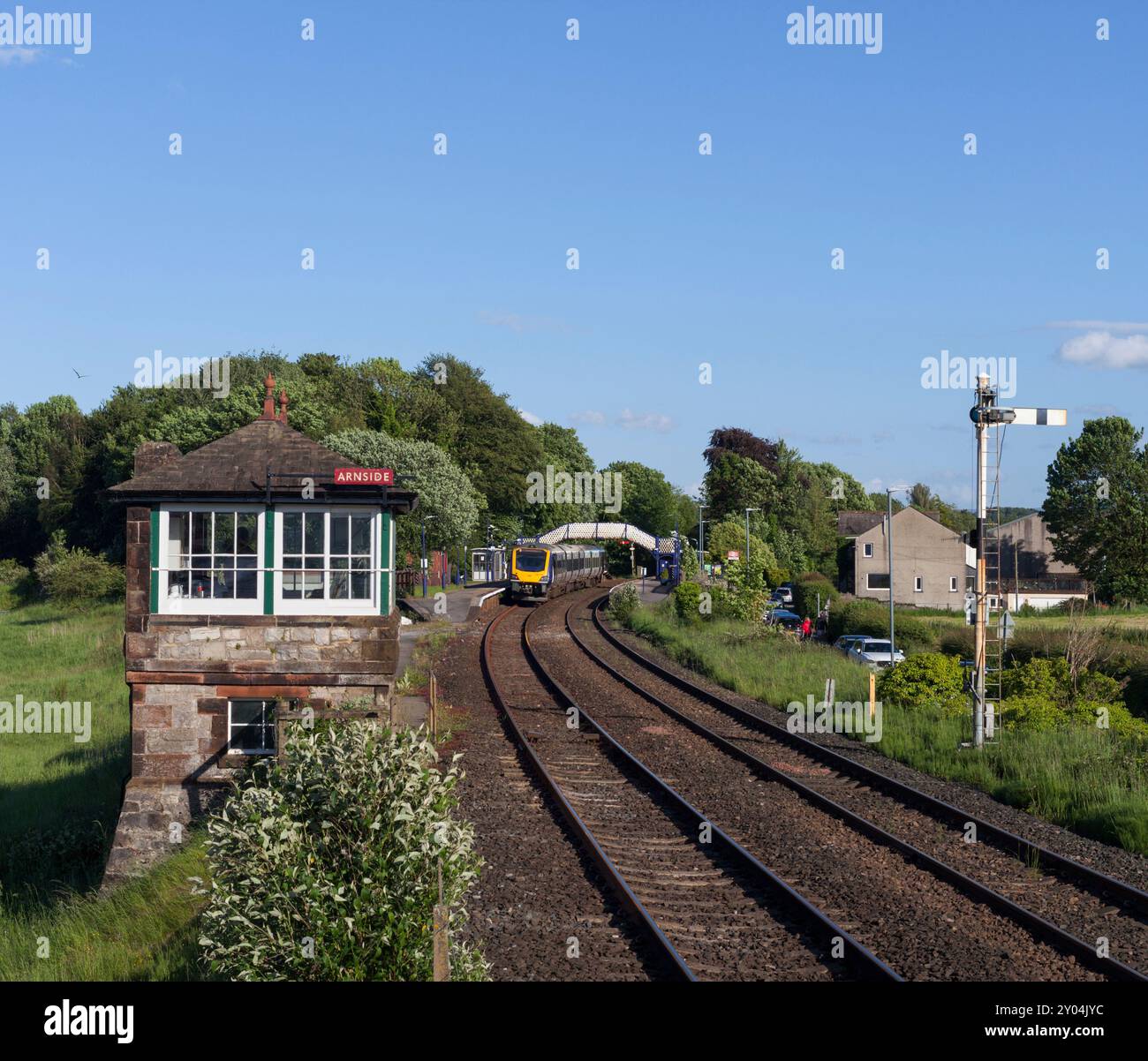 Zug der Northern Rail Klasse 195, der am Bahnhof Arnside an der ...