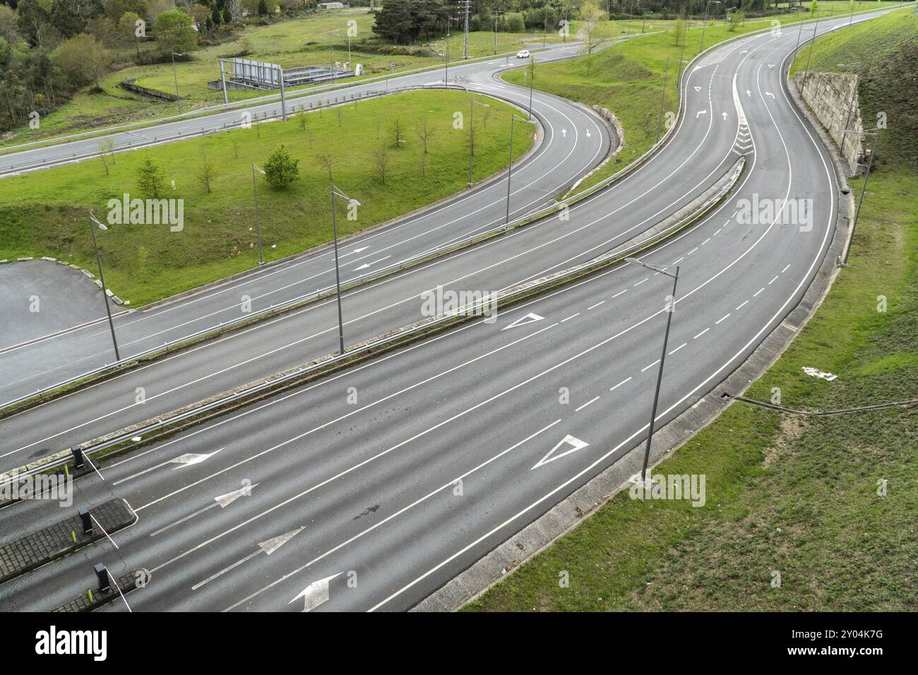 Viele Straßen Ansicht von oben mit keine Fahrzeuge. Infrastruktur oder road Engineering Konzept Stockfoto