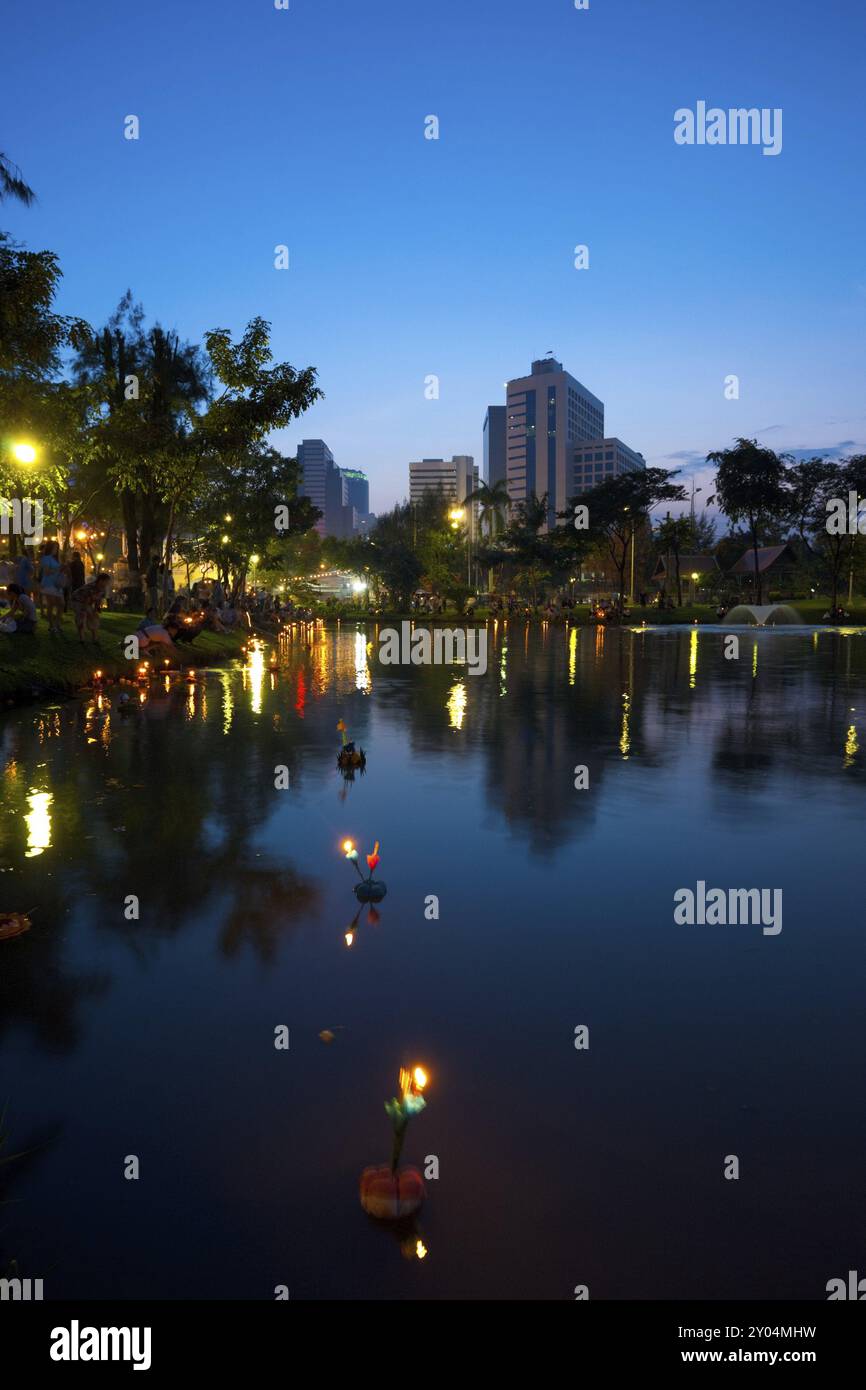 Krathong-Boote schweben auf dem See im Lumpini Park während des Festivals von Loi Krathong in Bangkok, Thailand, Asien Stockfoto