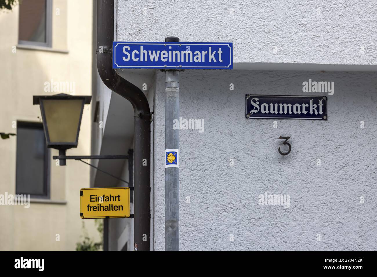 Geschlechterverhältnisse bei der politisch korrekten Straßennennung. Heißt der Platz im Ulmer Fischerviertel Saumarkt oder Schweinmarkt? Der lustige Thi Stockfoto