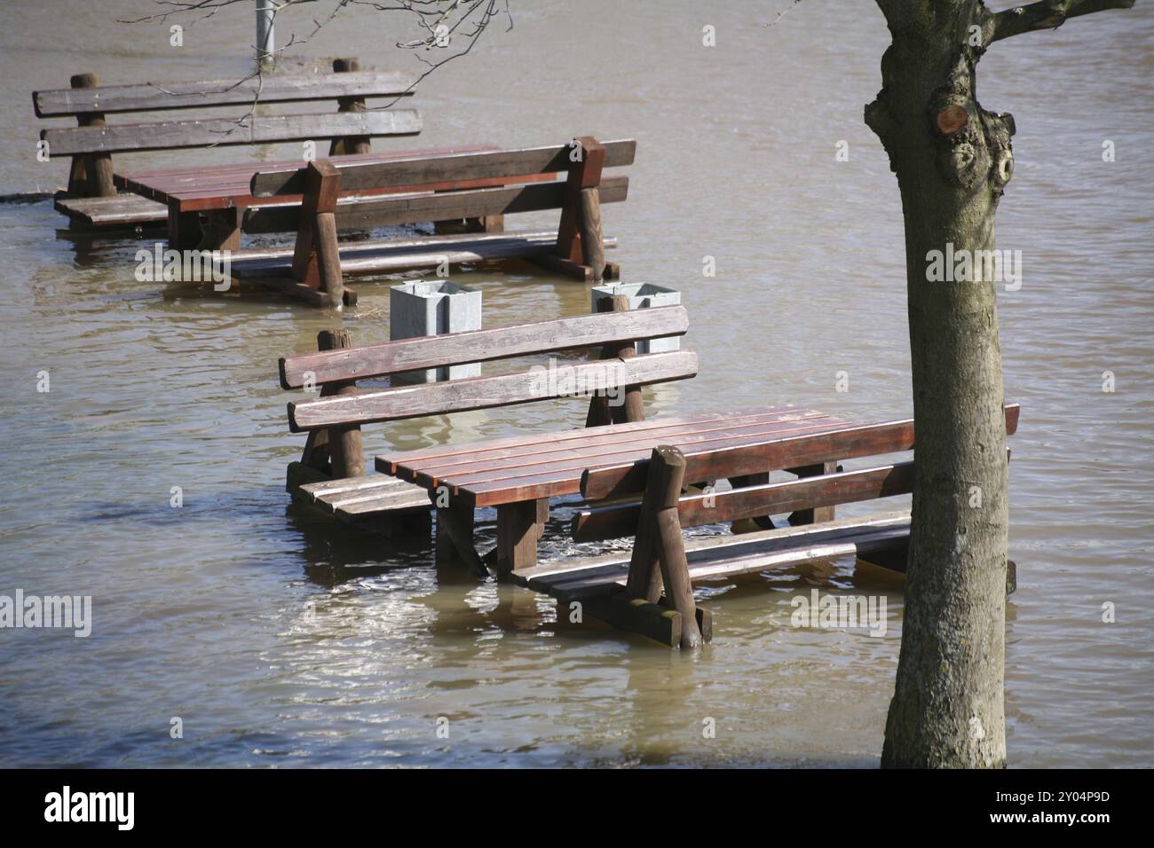 Überflutete Raststätte an (in) der Weser in Rinteln (Niedersachsen) Stockfoto