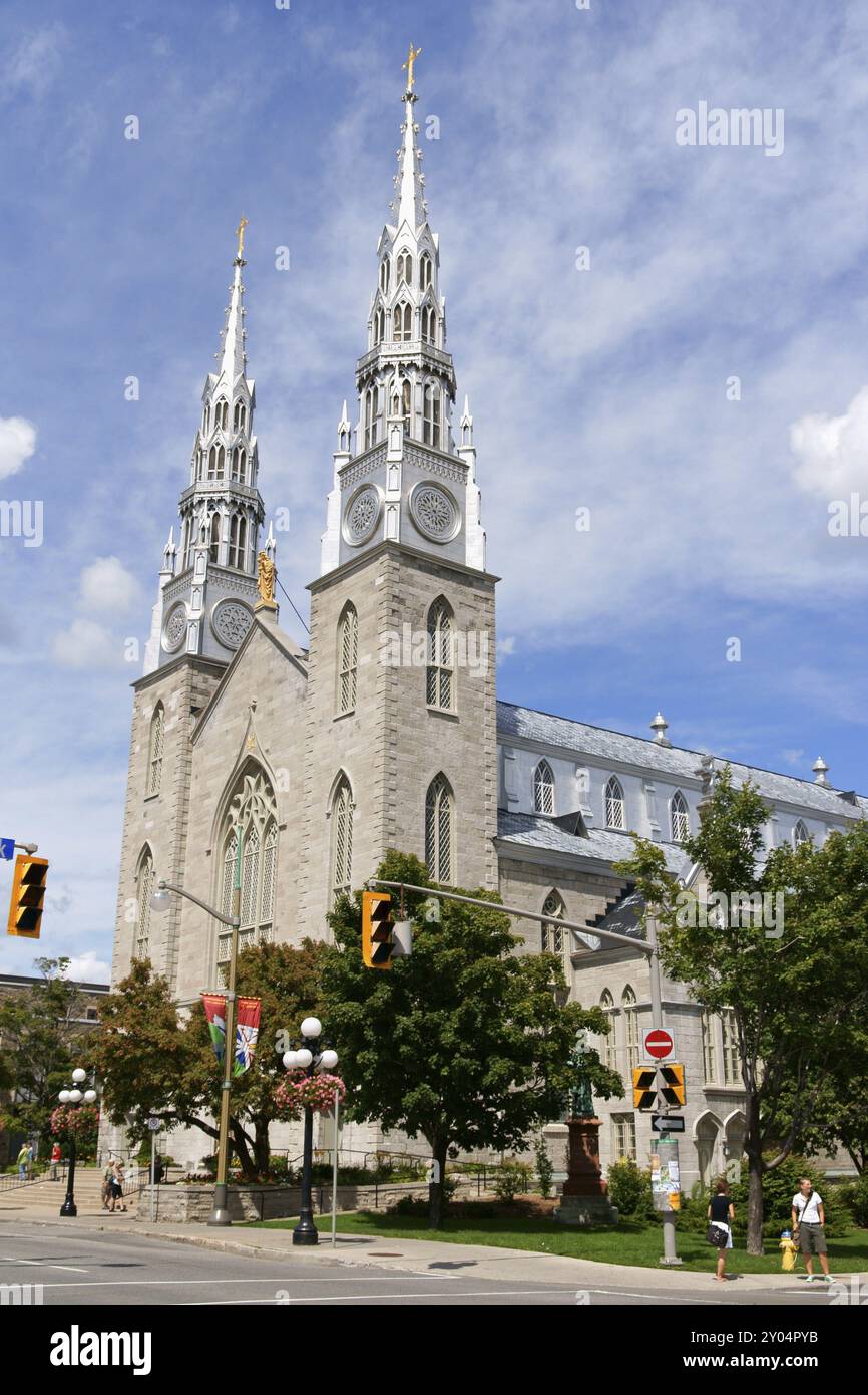 Ottawa, Kanada, 8. August 2008: Kathedrale Notre Dame in Ottawa mit zwei silbernen Türmen. Dieses neogotische Gebäude ist die älteste Kirche in der Stadt Stockfoto