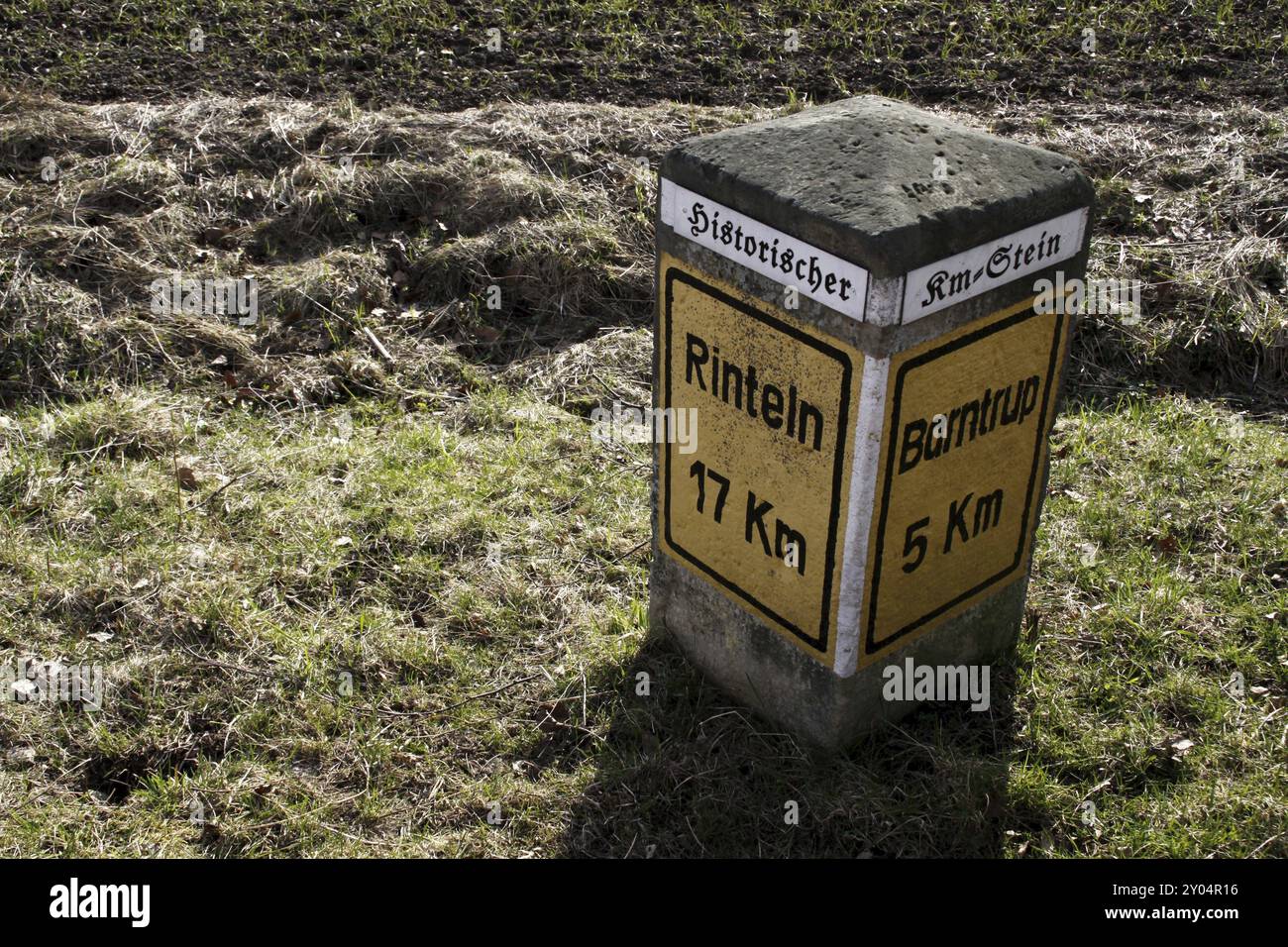 Historischer KM-Stein in Alverdissen Stockfoto