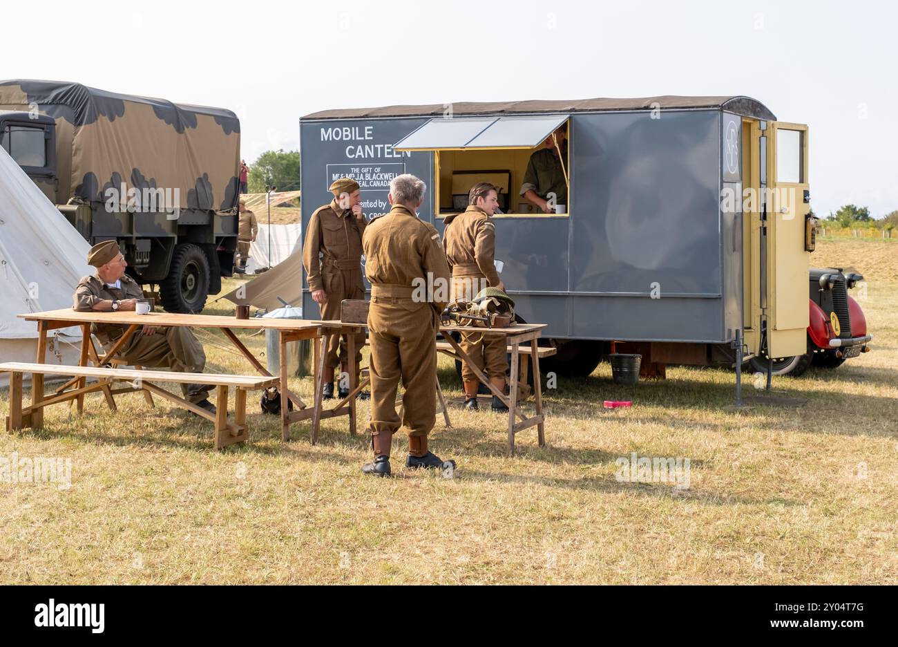 Männer verkleidet sich in Cosplay als Kriegssoldaten vor einer mobilen Kantine bei einer Nachstellung des Krieges Stockfoto