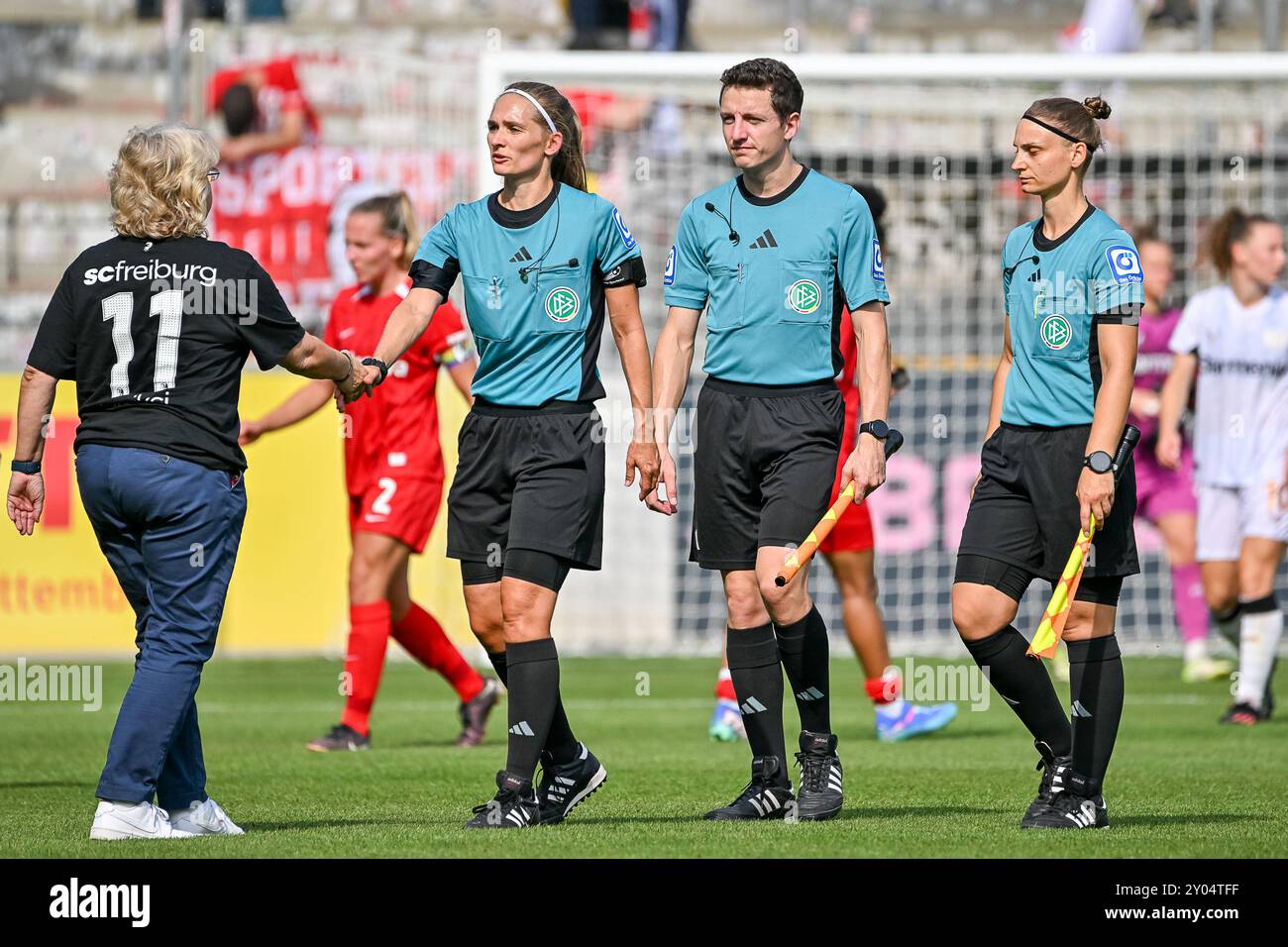 Birgit Bauer (SC Freiburg Frauen, Abteilungsleiterin) bedankt sich bei Theresa Hug (Schiedsrichterin), Julian Jung (Schiedsrichter-Assistent), Maria Steinmann-Scholz (Schiedsrichter-Assistentin) für die Spielleitung. Deutschland, SC Freiburg - Bayer 04 Leverkusen, Frauen-Fussball, Google Pixel Frauen-Bundesliga, 1. Spieltag, Saison 2024/2025, 31.08.2024 DFB-VORSCHRIFTEN VERBIETEN JEDE VERWENDUNG VON FOTOGRAFIEN ALS BILDSEQUENZEN UND/ODER QUASI-VIDEO Foto: Eibner-Pressefoto/Thomas Hess Stockfoto