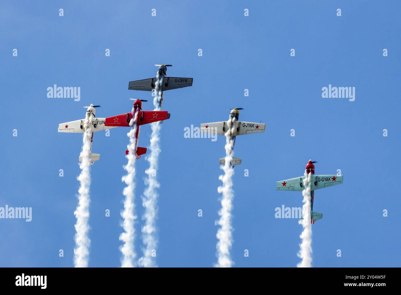 Aerostars Yak 52/50 Luftausstellung auf der Biggin Hill Airshow Stockfoto