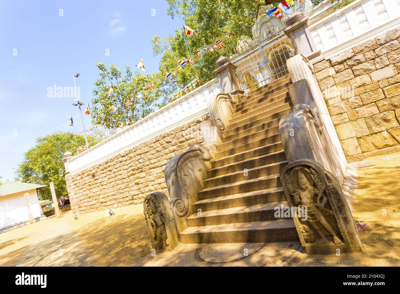 Blauer Himmel hinter dem Gelände des heiligen Jaya Sri Maha Bodhi Baumes der Erleuchtung in der alten Hauptstadt Anuradhapura in Sri Lanka. Kopierbereich Stockfoto