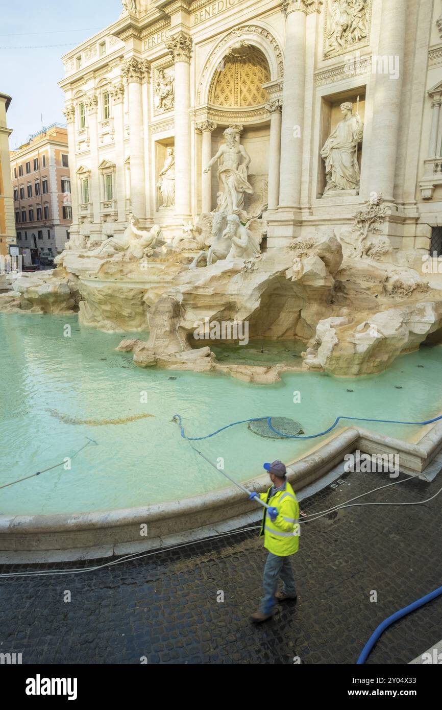 Rom, Italien, 5. Januar 2018: Stadtreiniger saugen Euro-Münzen aus Trevi-Brunnen mit Wasservakuum ab, Europa Stockfoto