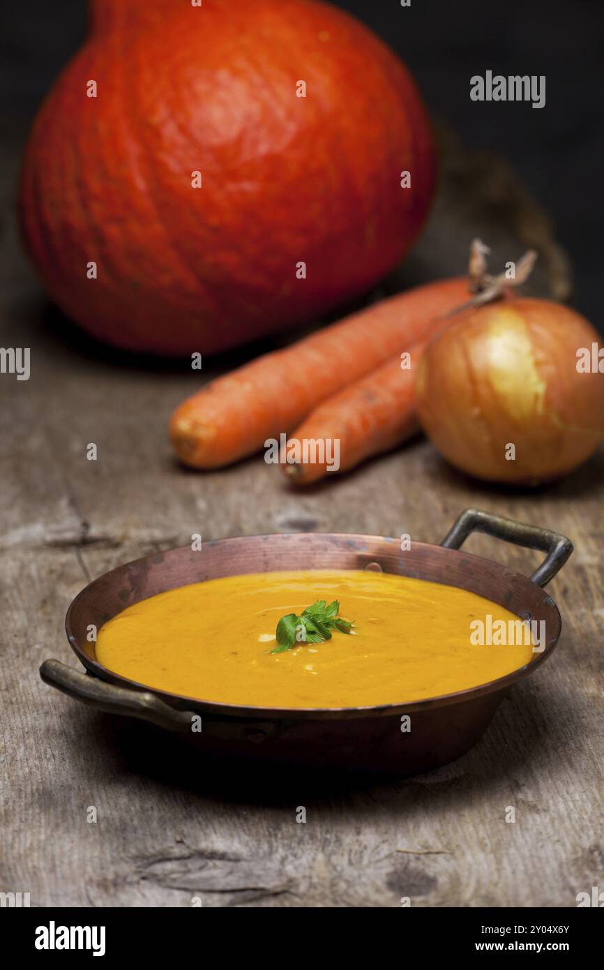 Kürbissuppe in einer Kupferschale Stockfoto